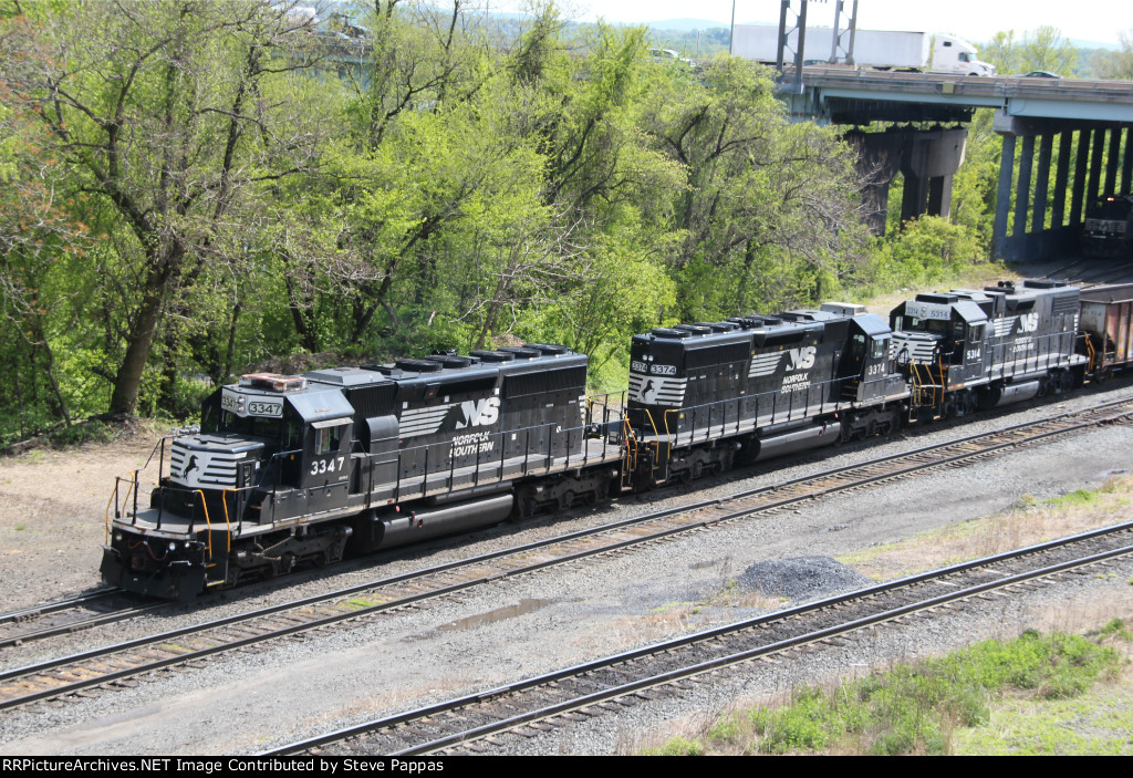 NS 3347 leading a train out of Enola yard